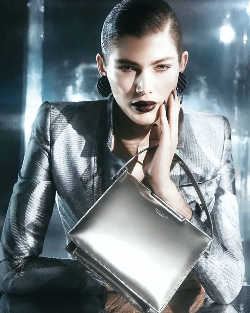 Valentina Sampaio moda devi Giorgio Armani'nin Noel kampanyasında 2