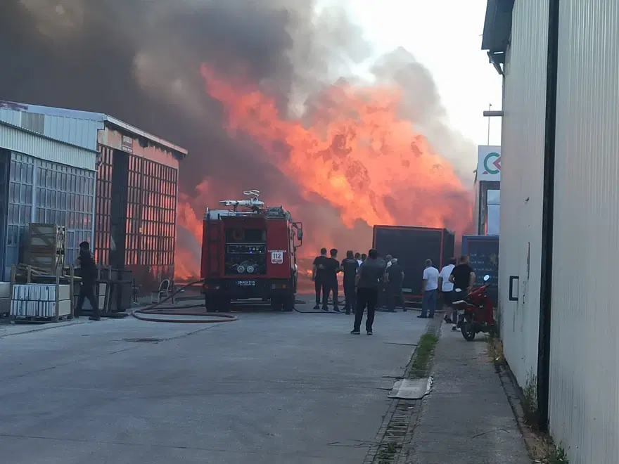 Bursa’da keresteimalathanesinde yangın: Rüzgarın da etkisiyle büyüdü, müdahale sürüyor 3