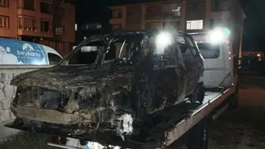 Otomobil seyir halindeyken alev aldı: 4 kişilik aile son anda kurtuldu
