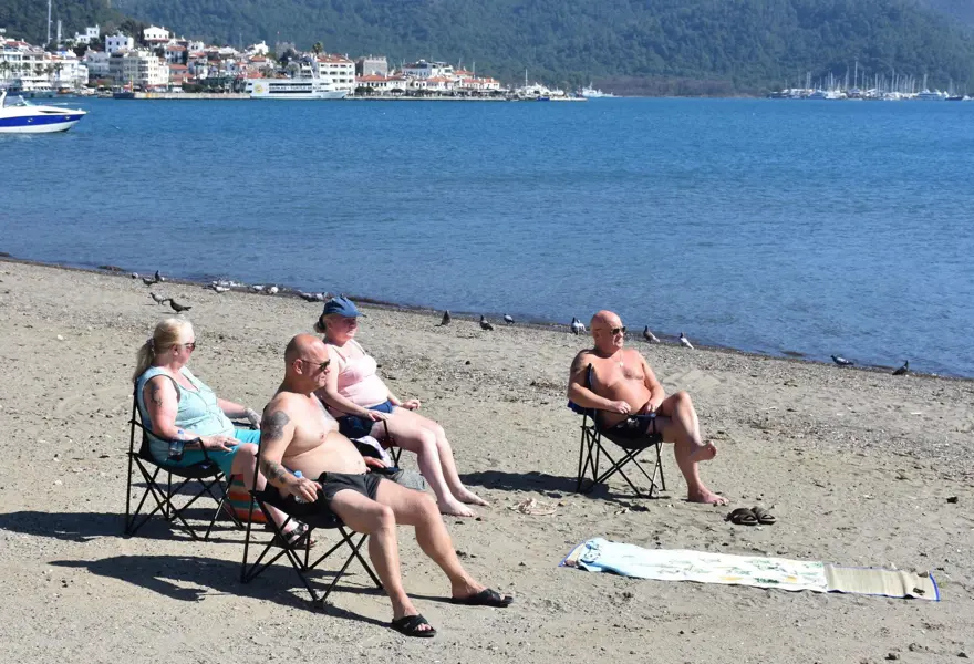 Marmaris'te güneşi gören sahile koştu 1