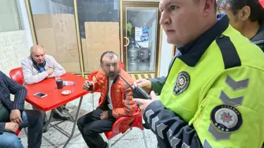 Yüksek promil alkollü halde kaza yaptı, kahveye oturup çay içti