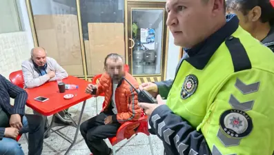 Yüksek promil alkollü halde kaza yaptı, kahveye oturup çay içti