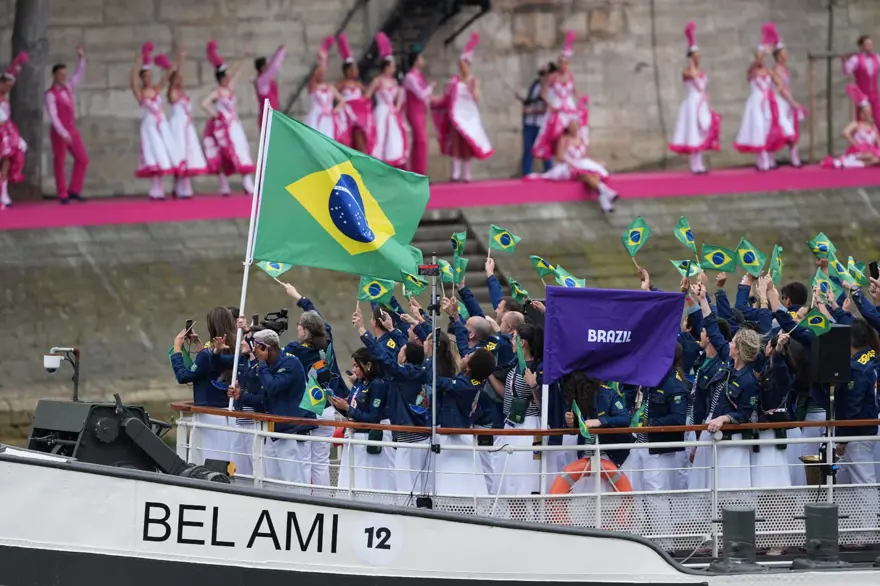 OLİMPİYAT BAYRAĞI SEN NEHRİ ÜZERİNDEN GETİRİLDİ 34