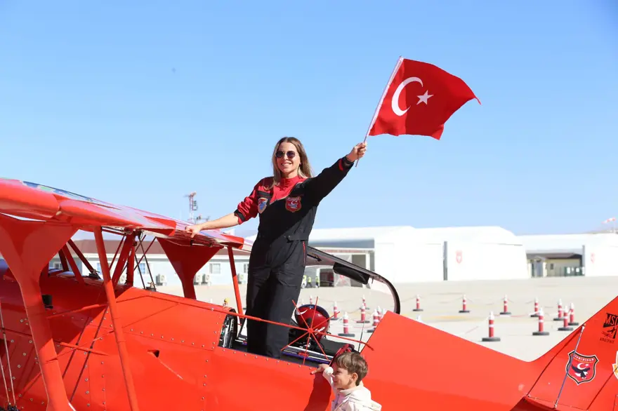 Türkiye'nin tek sivil akrobasi pilotundan cumhuriyetin 101. yaşına özel uçuş 2