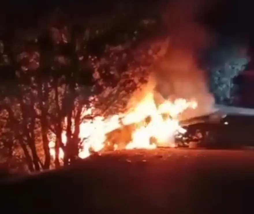 Bursa'da ciple kafa kafaya çarpışan otomobil alev aldı 4