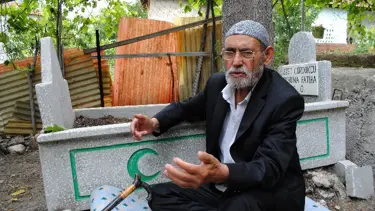 Kendine mezar yaptırdı, her gün başında dua ediyor