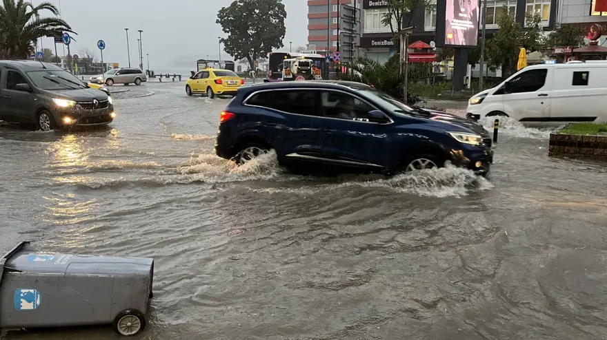 Çanakkale'de sağanak: Cadde ve sokaklar göle döndü 12