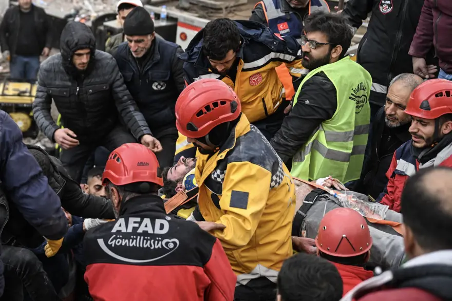 Enkaz altındakiler için zamana karşı yarış 85