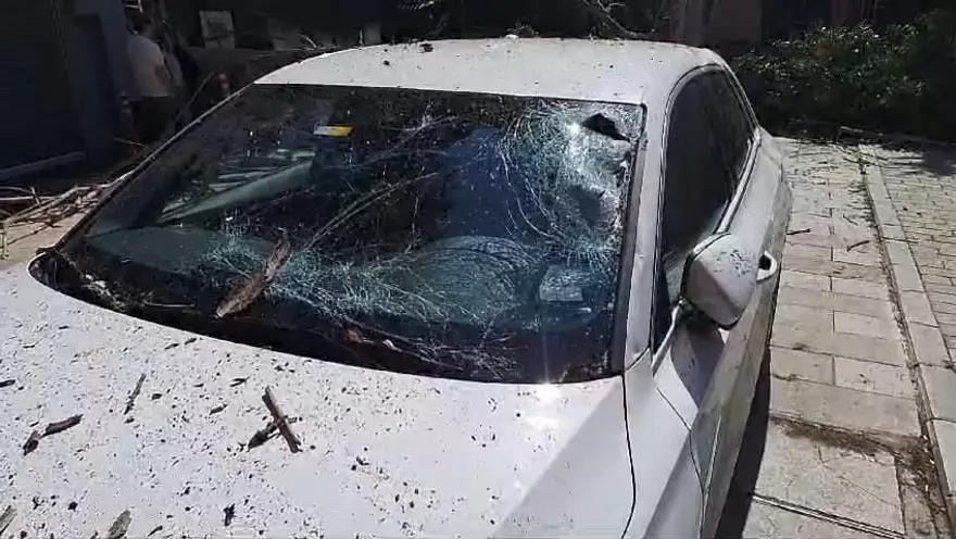 Çürüyen ağaç park halindeki araca zarar verdi 2