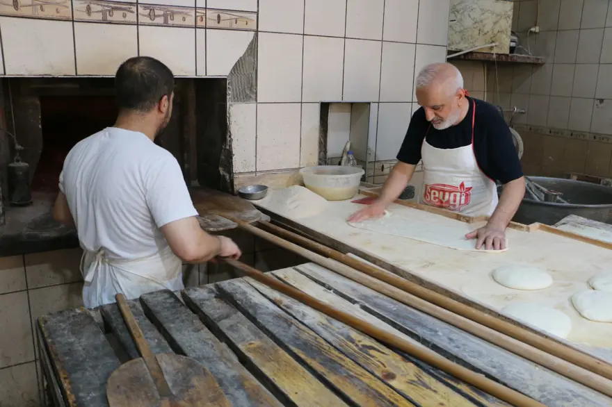 45 derecelik sıcakta zorlu mesai: 250 derecelik fırınların önünde üretiyorlar 2 45 derecelik sıcakta zorlu mesai: 250 derecelik fırınların önünde üretiyorlar 2