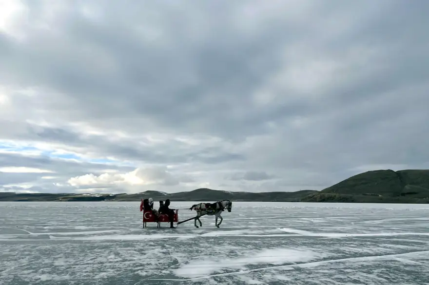 Donan Çıldır Gölü'nde atlı kızak heyecanı 
