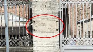 Ayasofya'da 'müze' tabelası söküldü