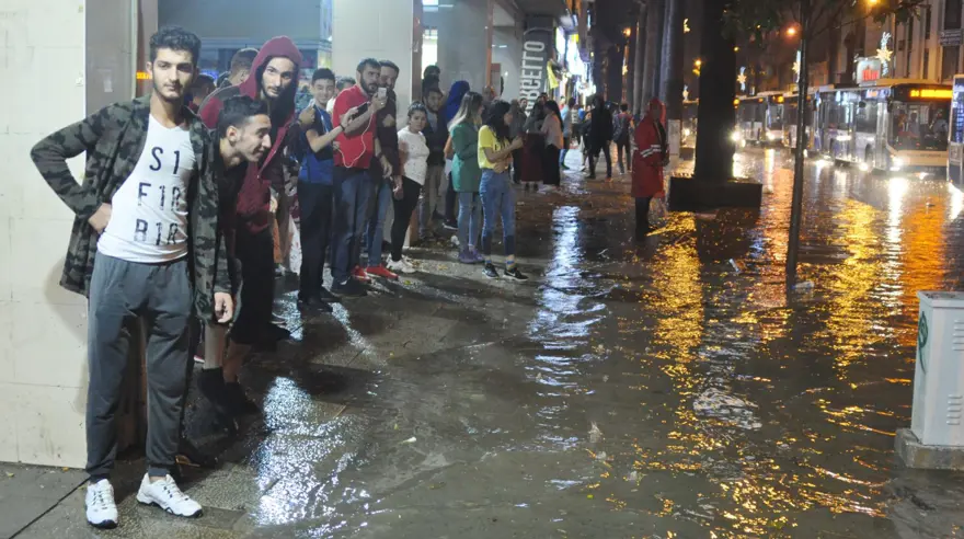 Denizli'de yağış hayatı olumsuz etkiledi 3
