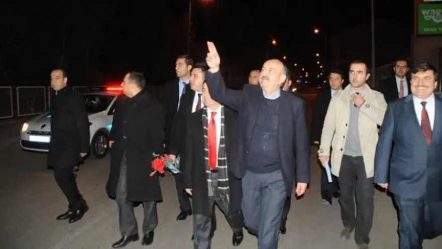 Çayı bakan danışmanı içti 