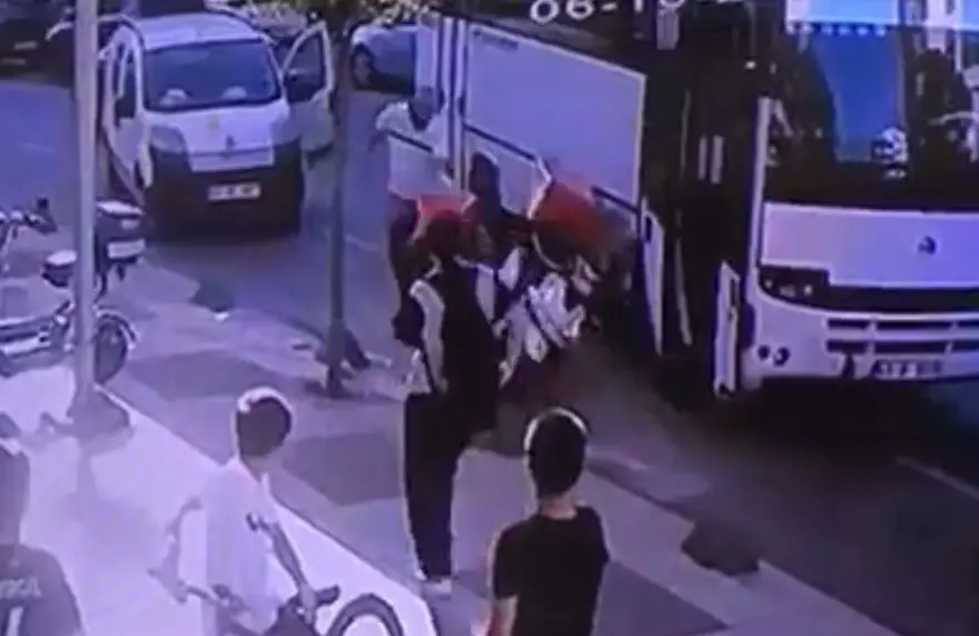 Motokuryeye saldıran servis şoförü tutuklandı 2 Motokuryeye saldıran servis şoförü tutuklandı 2