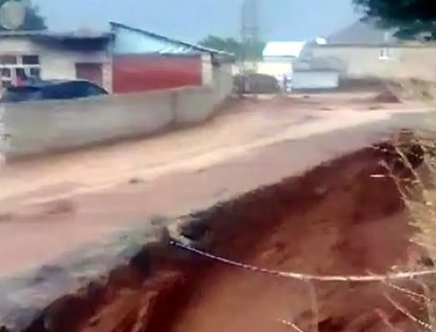 Bitlis’i sel vurdu:Evler sular altında kaldı Bitlis’i sel vurdu:Evler sular altında kaldı