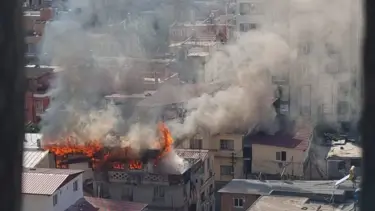 Adana'da 3 katlı ev yanarak kullanılamaz hale geldi