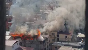 Adana'da 3 katlı ev yanarak kullanılamaz hale geldi