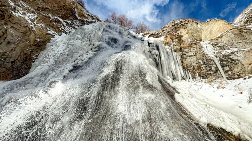 Kars'ta Susuz Şelalesi kısmen dondu 10 Kars'ta Susuz Şelalesi kısmen dondu 10