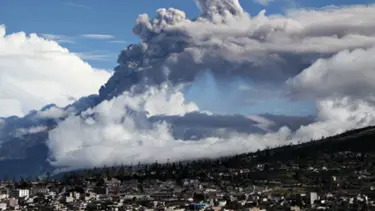 2,5 kilometre yükseğe kül ve gaz püskürtüyor