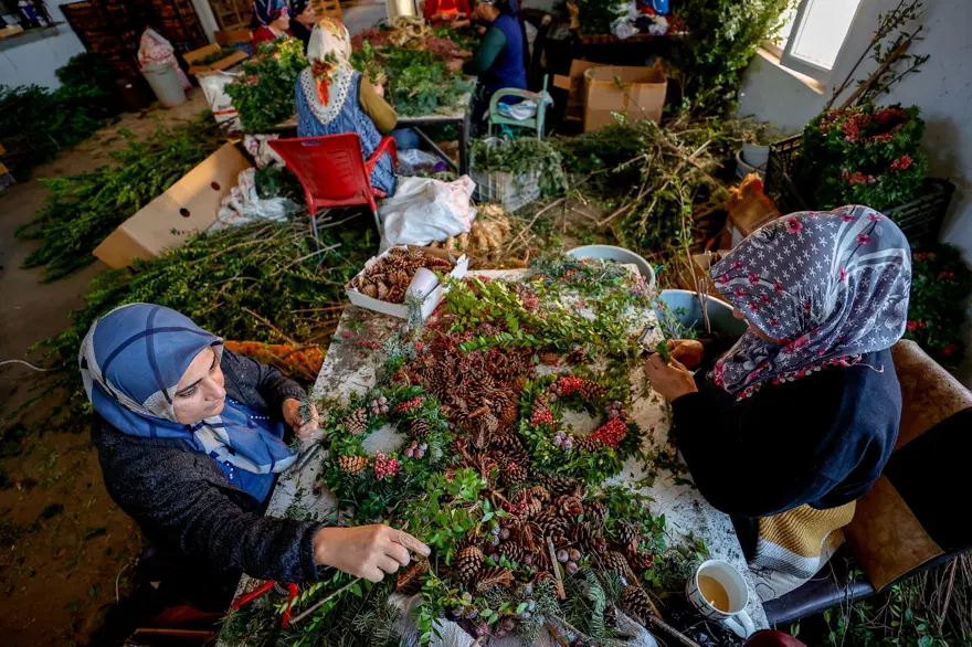 Antalyalı kadınlar Avrupa'ya Noel çelengi üretiyor 18