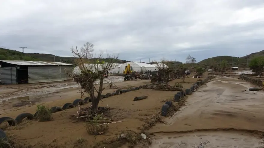 Antalya’da ATV’ler sel sularına kapıldı 4