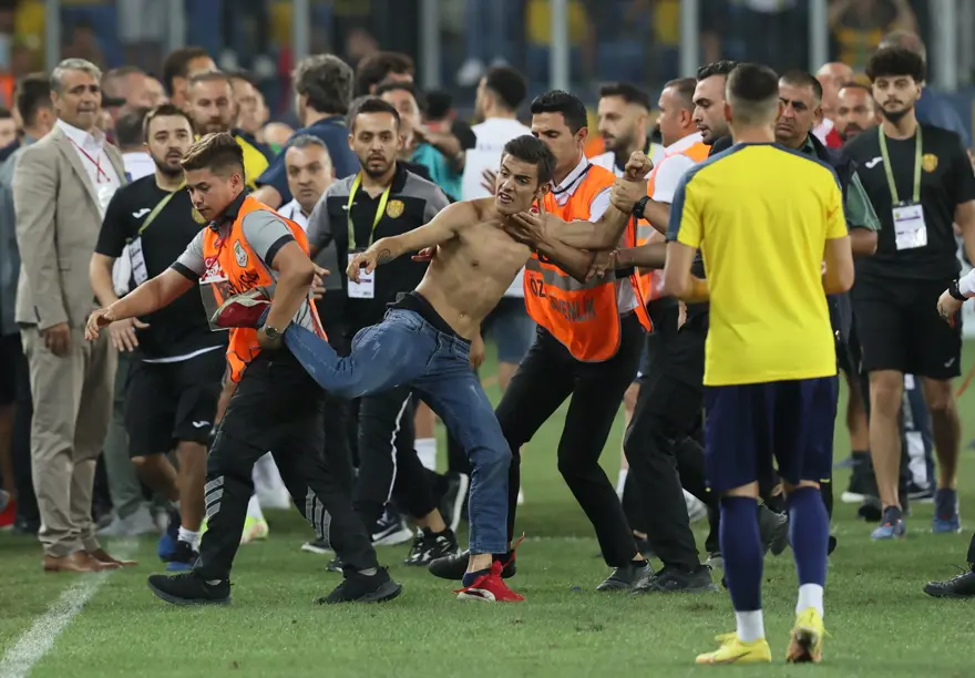 Ankaragücülü taraftar Beşiktaşlı futbolculara saldırdı: Beşiktaş yönetimi, Souza'nın kırmızı kartının iptalini istiyor 11
