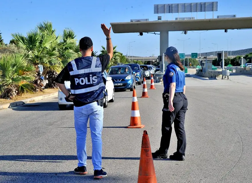 Akın akın Çeşme'ye gittiler: 4 günde 150 bin araç girdi 3