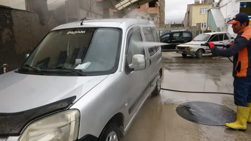 Van’da çamur yağdı: araçlar oto yıkamada kuyruk oldu 6 Van’da çamur yağdı: araçlar oto yıkamada kuyruk oldu 6