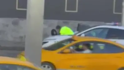 Kaza yapan şüpheli polisin silahını almaya çalıştı: O anlar kamerada