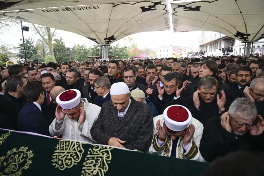 Meclis’te fenalaşıp yaşamını yitiren Saadet Partili HasanBitmez son yolculuğuna uğurlandı 2 Meclis’te fenalaşıp yaşamını yitiren Saadet Partili HasanBitmez son yolculuğuna uğurlandı 2