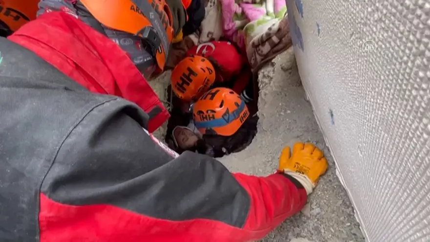 ENKAZDAN ÇIKARILAN ÇİFTE İLK MÜDAHALEYİ SAĞLIK ÇALIŞANI KIZLARI YAPTI 106