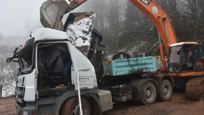 Sakarya'da feci kaza: Taş kırma makinesi, TIR'ın kupasına devrildi