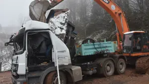 Sakarya'da feci kaza: Taş kırma makinesi, TIR'ın kupasına devrildi Sakarya'da feci kaza: Taş kırma makinesi, TIR'ın kupasına devrildi