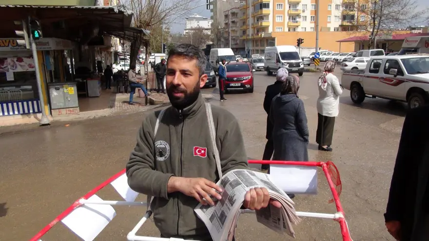 Hem kendini hem vatandaşı virüsten korumak için su borusu ile dolaşıyor 