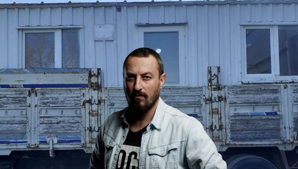 Onur Saylak'ın babası ve kardeşi yaptıkları konteyneri deprem bölgesine gönderdi