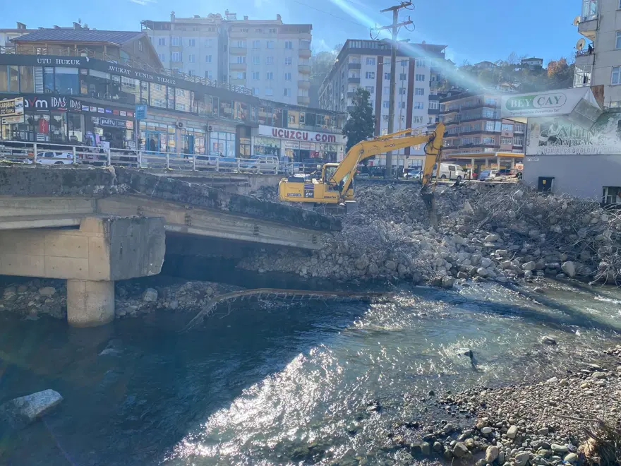 Çayeli'nde sele neden olan köprüler yıkılıyor 13 Çayeli'nde sele neden olan köprüler yıkılıyor 13