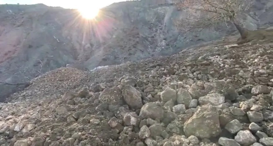 Depremin vurduğu mezrayı bu sefer de heyelan yuttu 9