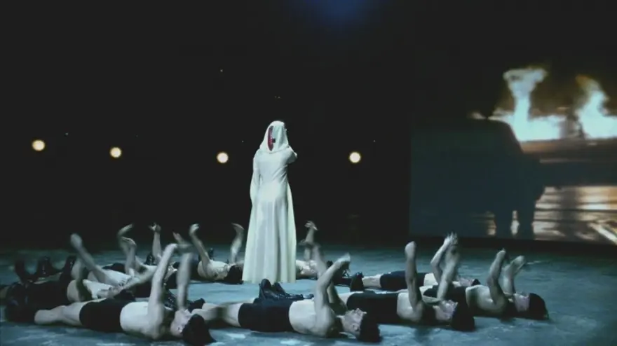 Gaga'dan homoerotik bir askeri fantezi 37