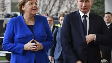 Putin ve Merkel Libya krizini görüştü