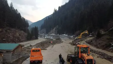 Karlar eriyince alabalık tesisini su bastı