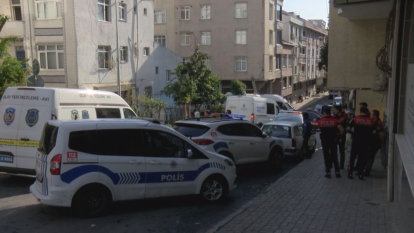 Eşini silahla vurup intihar etti