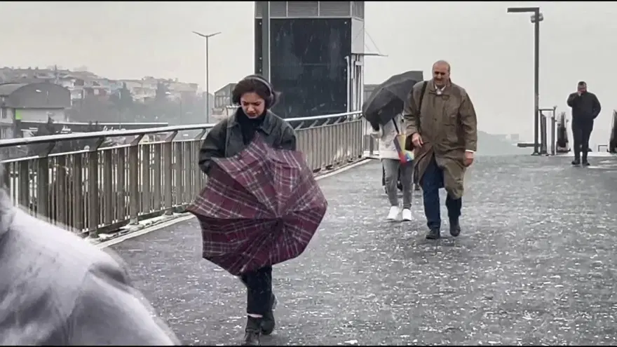 Beylikdüzü'nde kar Taksim'de karla karışık yağmur 9 Beylikdüzü'nde kar Taksim'de karla karışık yağmur 9