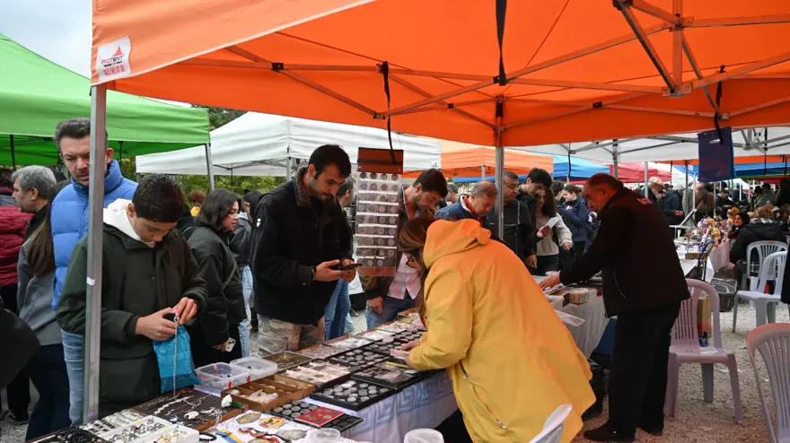 Pazar tezgahında para satıyor: 54 sene biriktirdi şimdi alıcı bekliyor 5