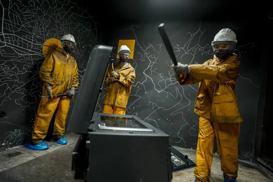 "Deşarj odası"na ilgi yoğun: Balyoz veya beyzbol sopasıyla kırıp döküyorlar 5