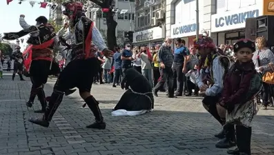 Tepki çeken görüntü sonrası Edremit Kaymakamı merkeze alındı