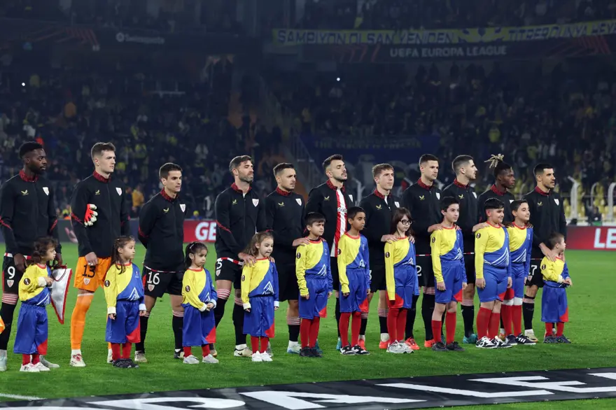 Fenerbahçe Avrupa'da Athletic Bilbao'ya mağlup oldu: Mert Müldür'e kırmızı kart 7 Fenerbahçe Avrupa'da Athletic Bilbao'ya mağlup oldu: Mert Müldür'e kırmızı kart 7