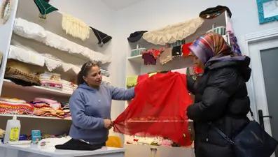 İğne ve iplikle ailesinin geçimini sağlıyor: Hem eşine bakıyor hem de el emeği ürünler üretiyor