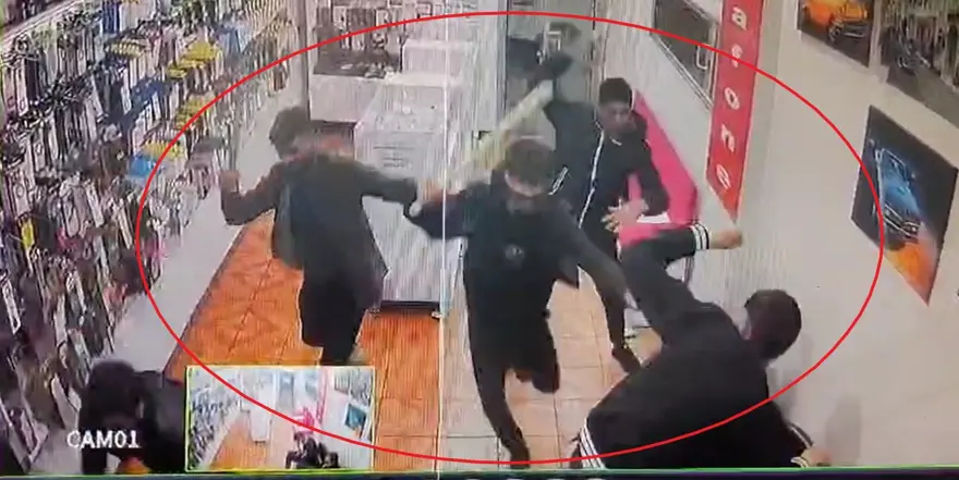 Diyarbakır’daiş yerine sopalarla baskın: 1’i ağır, 3 yaralı Diyarbakır’daiş yerine sopalarla baskın: 1’i ağır, 3 yaralı