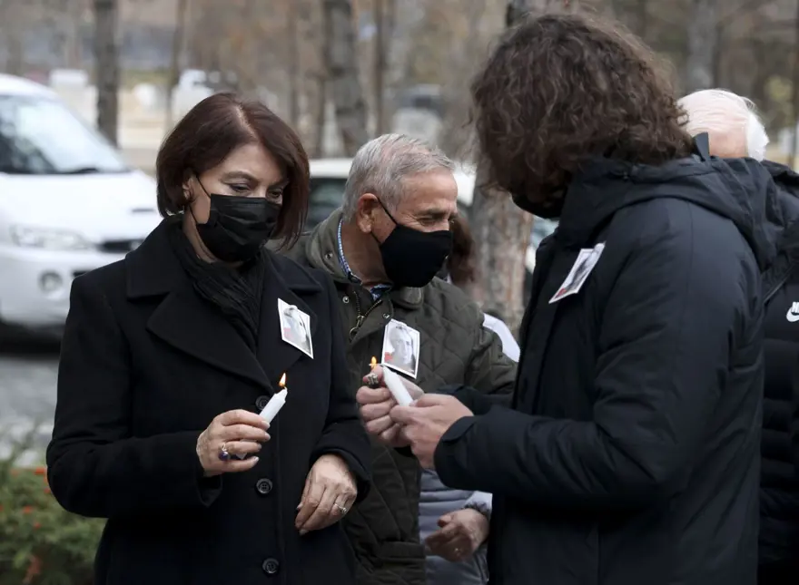 Gazeteci Uğur Mumcu suikastın 28. yılında kabri başında anıldı 3